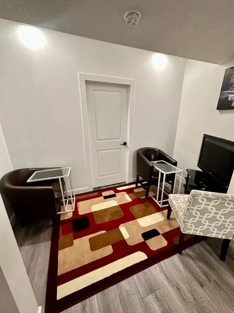 2 bedroom Queen beds legal suite - Image 1