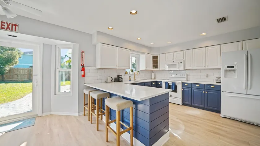 Teddy's Beach House! Only 7 blocks to Beach! - Image 1