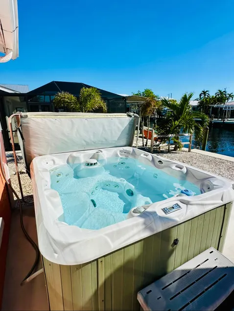 3br 2bath Waterfront hot tub bikes kayaks and dock - Image 1
