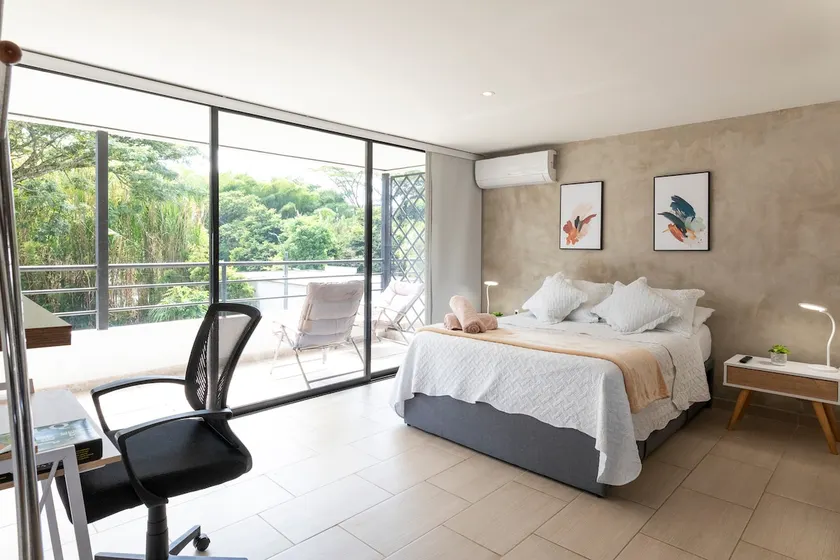 Modern apartment with air conditioning - Image 1