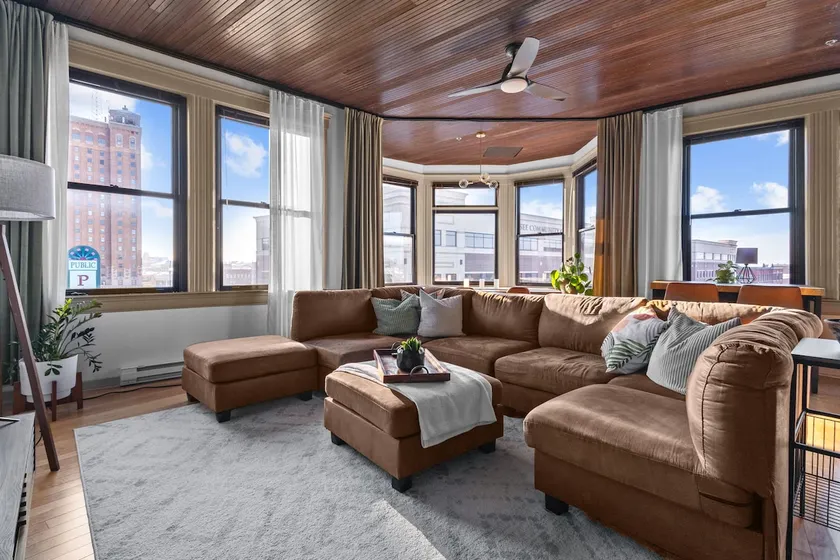 Penthouse In The Historic Hobbs - Image 1