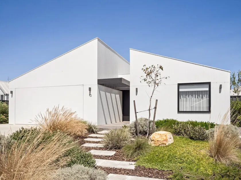 Amila - central location with designed spaces - Image 1
