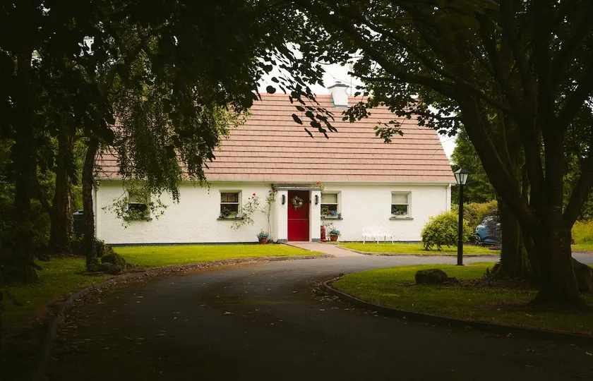 Longford Holiday Red Rose Self Catering Cottage - Image 1