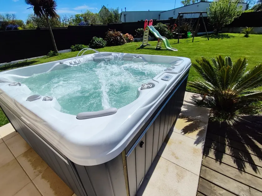 Cottage with sea view, heated pool, spa, 400 m from the beach - Image 1