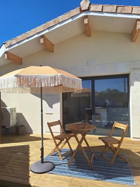 Downtown 2-bedroom house with small garden and air conditioning - Image 1
