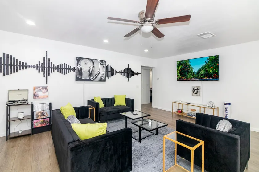 Groovy Getaway: Sleeps 9, Arcade, BBQ, 1blk- Univ - Image 1