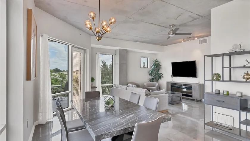 Modern 3 bedroom condo in downtown w free parking - Image 1