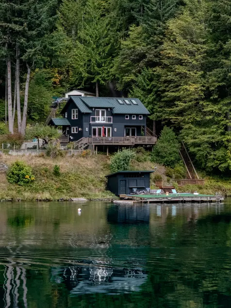 Emerald Haven: Lakeside, Hot Tub, Firepit, Kayaks - Image 1