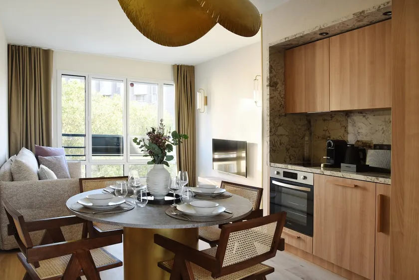 Family cocoon for a Parisian getaway - Image 1