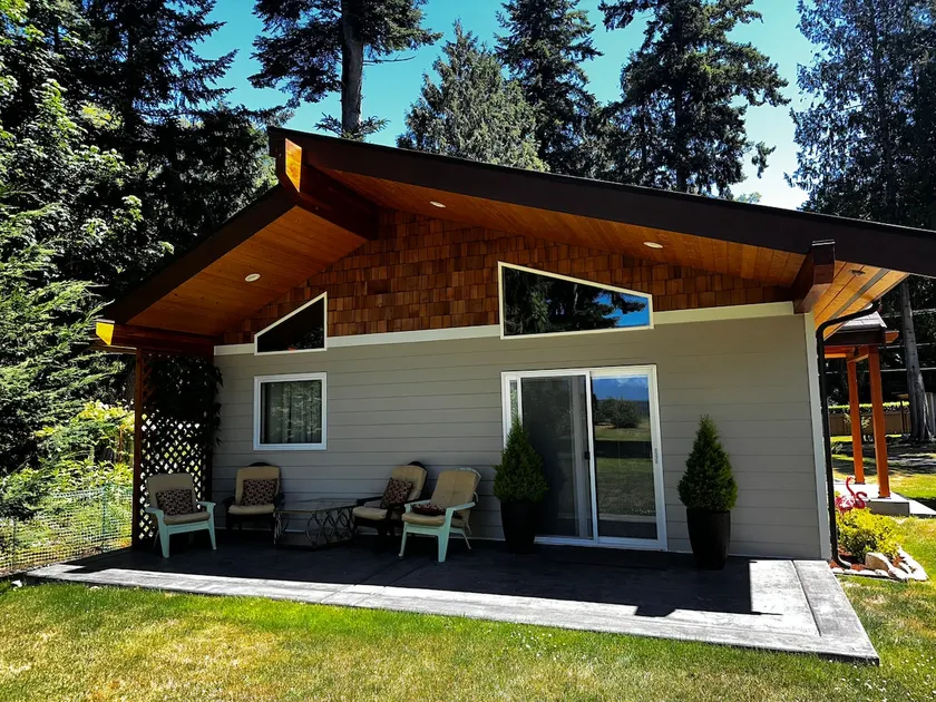 Cozy waterfront Guest House with spa in Hansville - Image 1