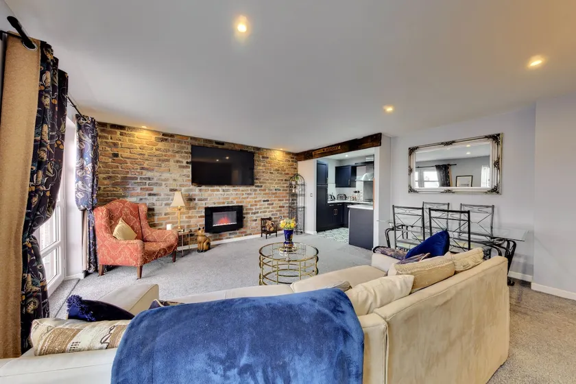 Stylish York flat with private parking - Image 1