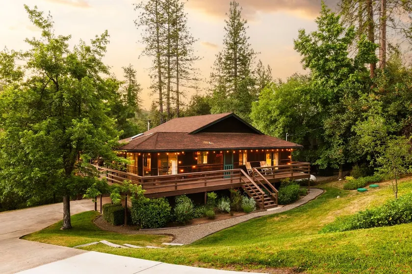 Creekfront Cabin 2000 sqft | 20min Yosemite - Image 1