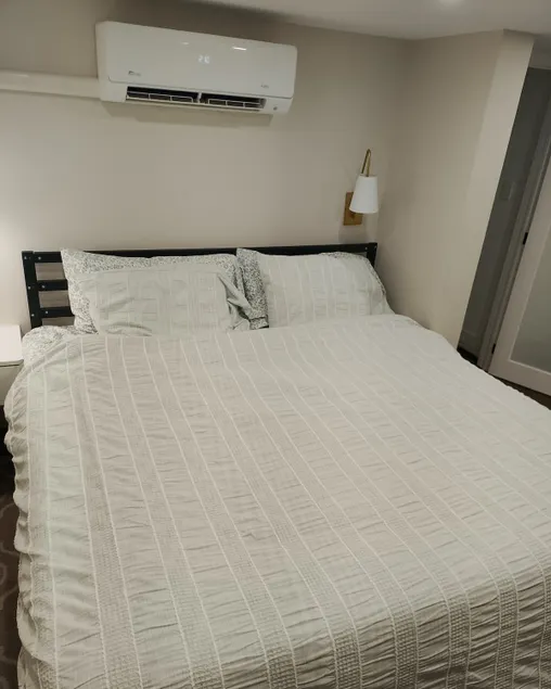 Cozy Suite King Bed Free Parking Private Entrance - Image 1