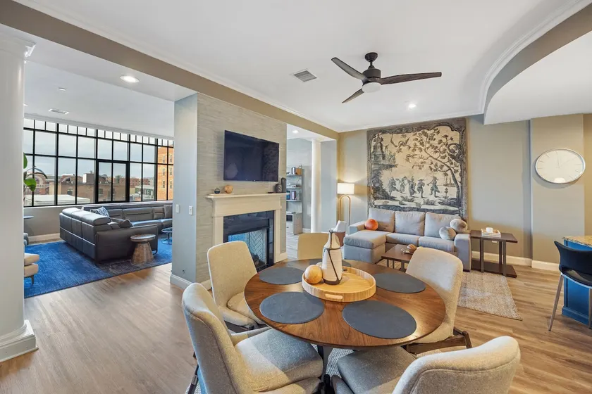 Designer's Sprawling Penthouse. 2BR, 2.5 BA PH - Image 1