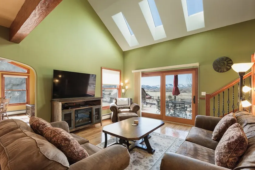 Cozy, 3 En Suite, Great location on 4.5 acres. - Image 1