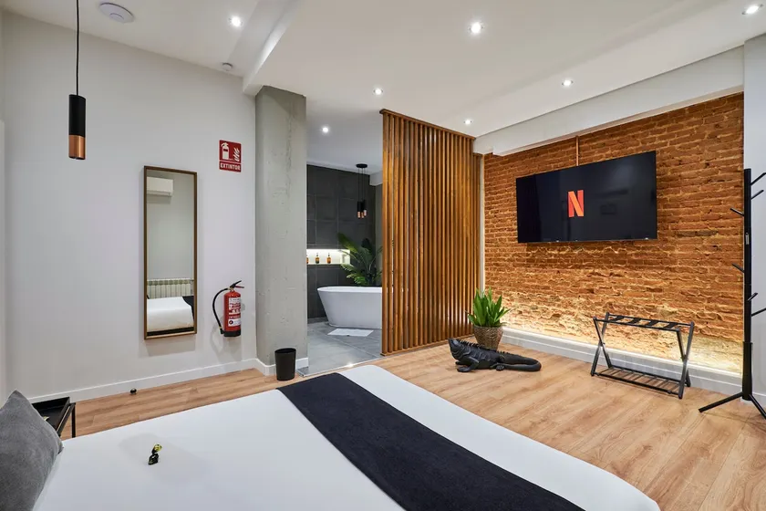 Large studio with a free-standing bathtub • Next to La Latina - Image 1