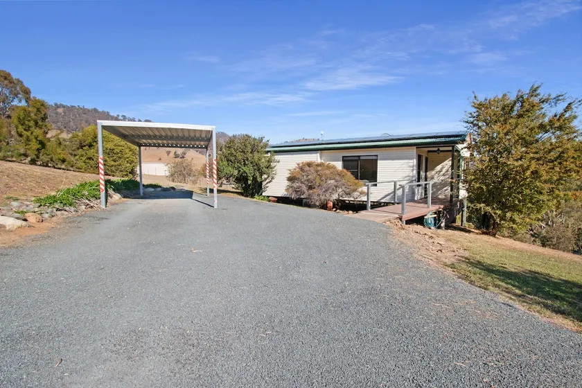 YellowBox Cottage Tumut - Image 1