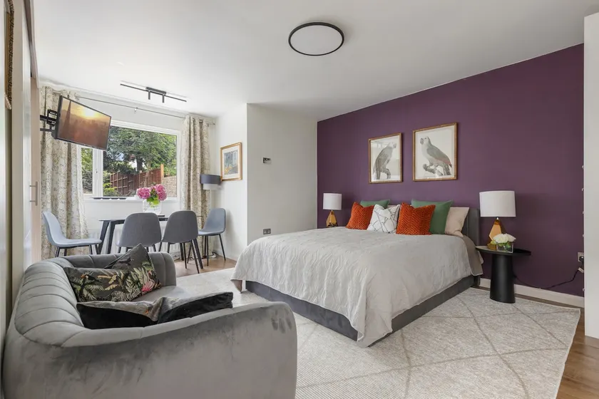King Studio Apartment with Garden and Parking - Image 1