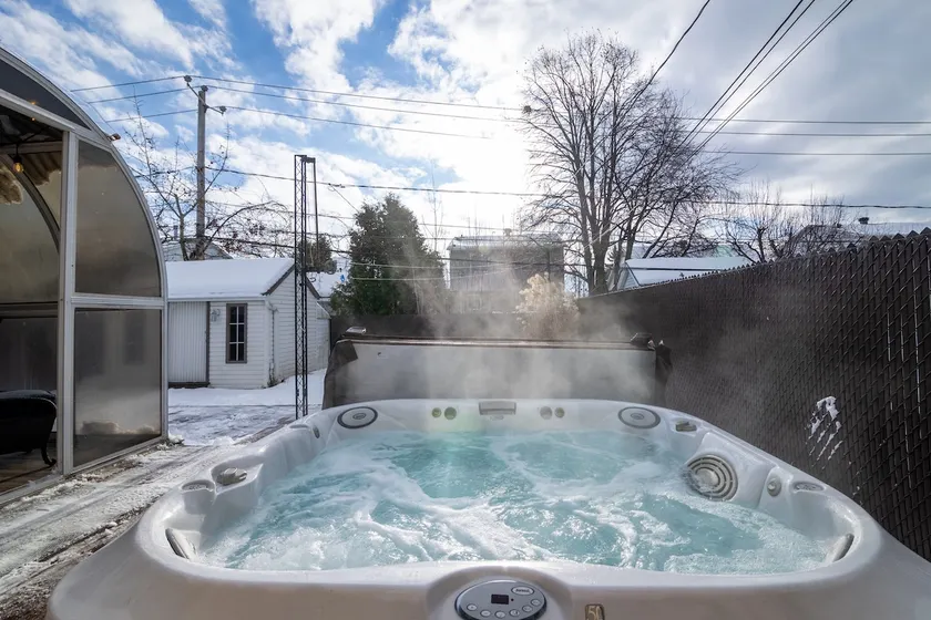 Complete house with hot tub and private courtyard - Image 1
