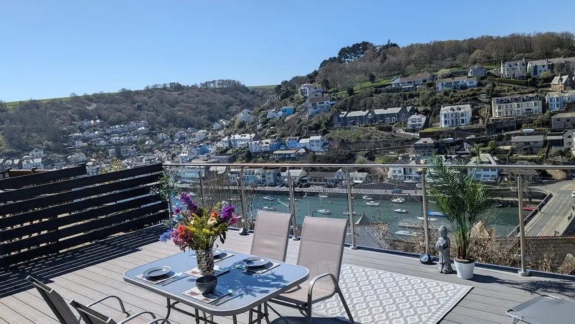 Large House in Looe, Near Beach and Bars with Great Views, Free Parking and Free Access to a Nearby Indoor Swimming Pool - Image 1