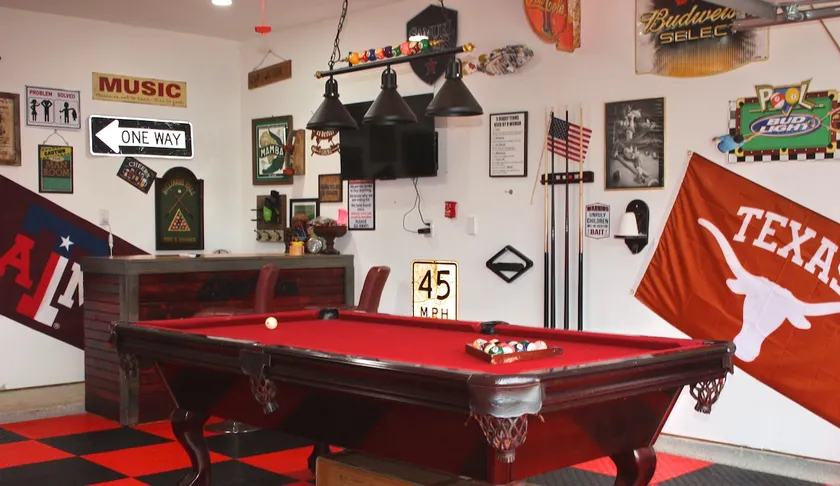 Dog friendly w/ golf cart, game room & pool access - Image 1