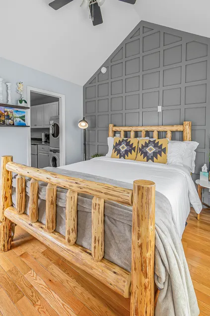 Cozy Queen, Private Bathroom and Entryway - Image 1