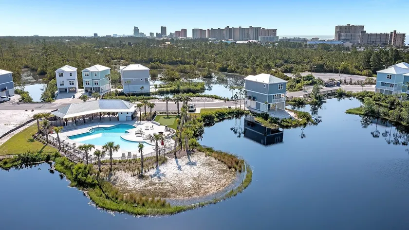 Cozy Beach House, Pool, Easy access to Beaches - Image 1