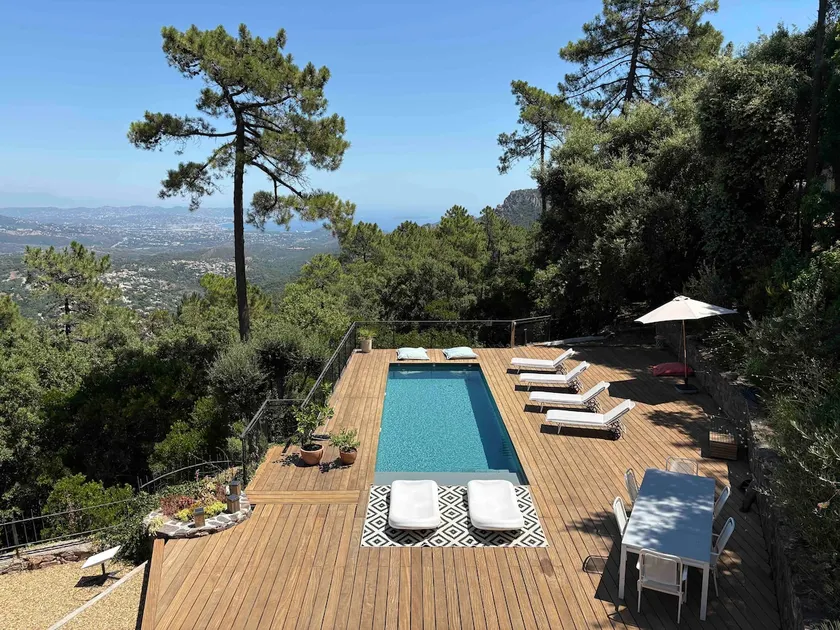 Villa with a large terrace overlooking the Bay of Cannes and the Esterel Mountains - Image 1