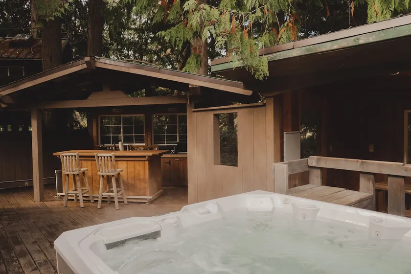 Romantic PentHaus Suite - Hot Tub & Sauna - Image 1