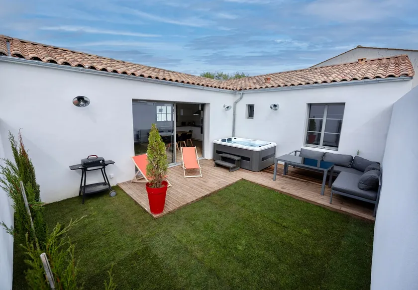 Villa with Jacuzzi and Air Conditioning in Marsilly - Image 1