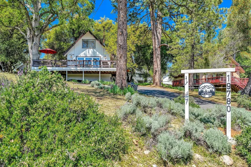 Modern Yosemite Cabin w/ Lake View & Hot Tub - Image 1