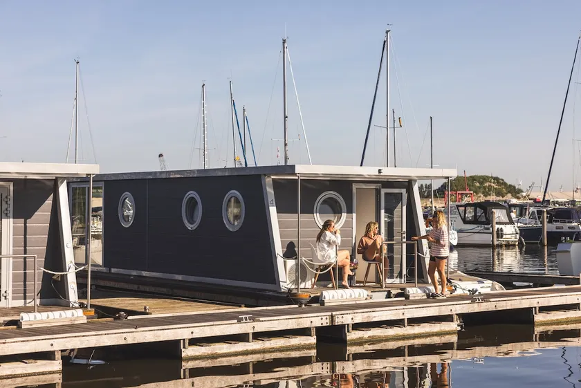 Houseboat - Image 1