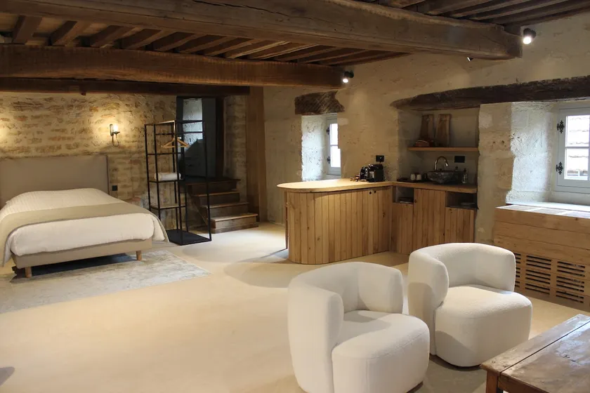 Charming and romantic Châteauneuf Suites getaway - Image 1
