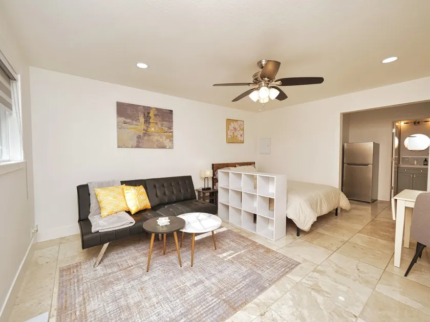 Molivu Homes Studio - PetFriendly - King Bed - W-D - Image 1