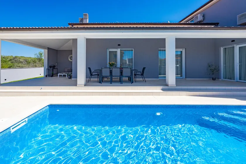 Serenity home Villa Tea with heated salted pool - Image 1