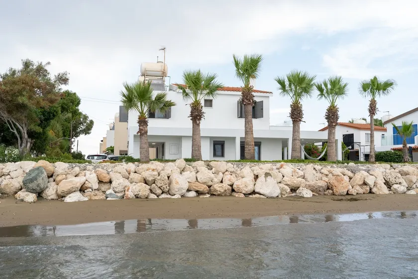 Meneou Blu Beach House* - Image 1