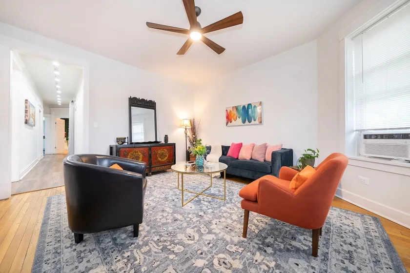 Stylish 2BR Andersonville — Walk to Lake & Cafés - Image 1