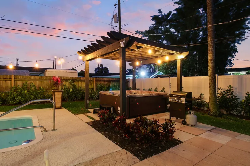 Tropical Heated Pool, Spa, Cold Plunge - Image 1