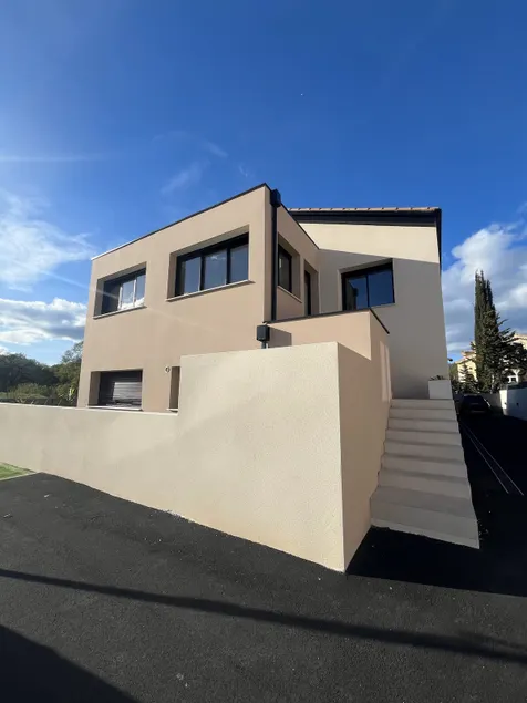 Air-conditioned 2-room in new villa, private parking - Image 1