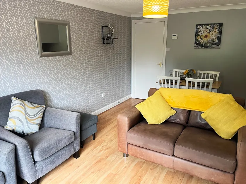 Claygate Place - Entire 2 Bed House, Off Street Parking - Perfect For Holiday Breaks or Contractors - Image 1