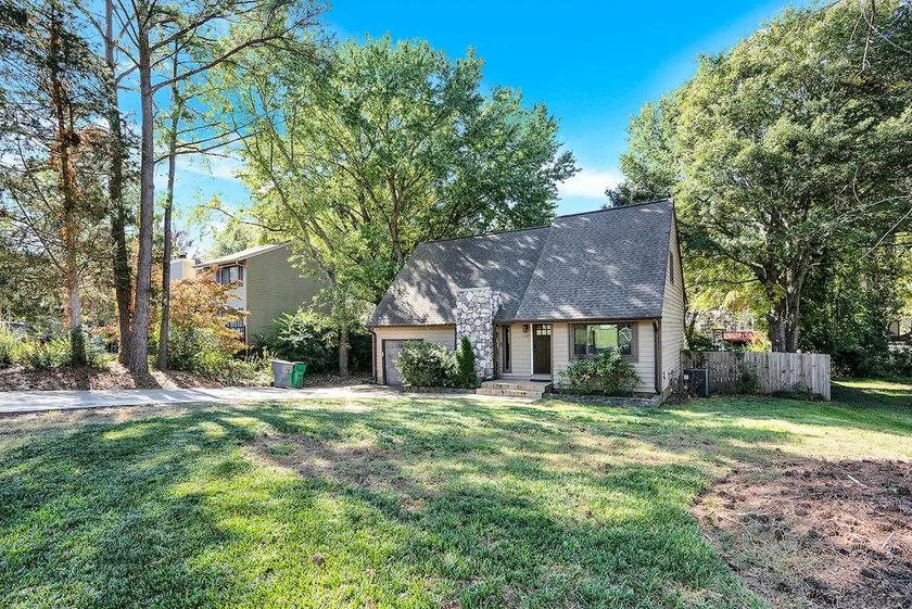 Gorgeous Charlotte pool house - Image 1
