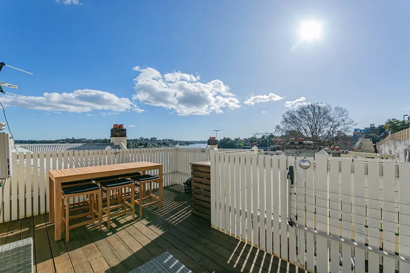 Waterfront Stylish & Charming Retreat - Image 1