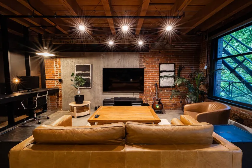 Stylish Industrial Loft - Historic Gastown - Image 1