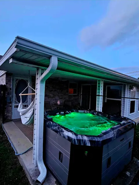 Winter Discount! Granny's House with HOT TUB! - Image 1
