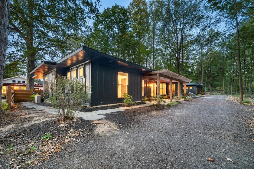 luxe new buffalo lodge, hot tub, 12m walk to beach - Image 1