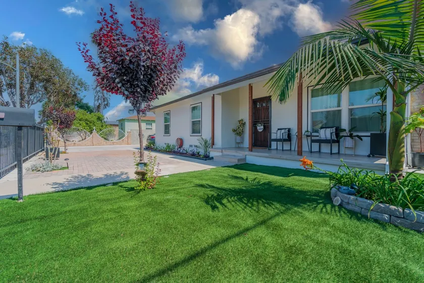 LA Getaway Near Beaches | Gated Parking+Backyard - Image 1