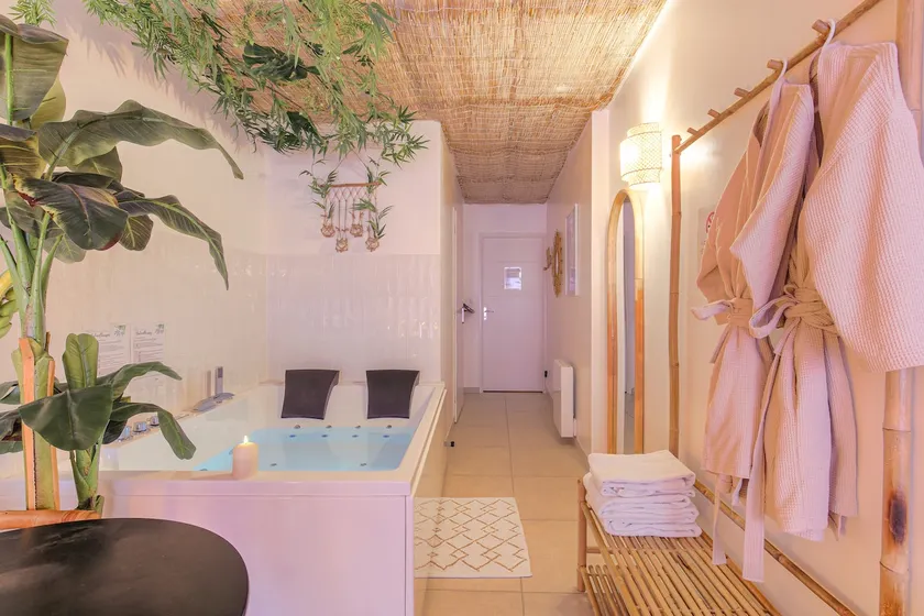 Bali Serenity: Round Bed – Whirlpool – Cozy Space for 2 - Image 1