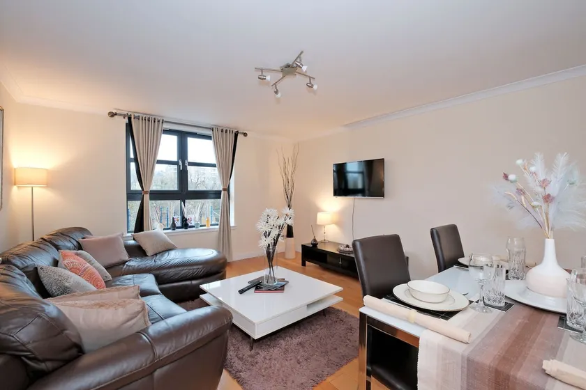 Executive 2-Bed Great River View Apartment in Aberdeen-Free Parking-FastWiFi - Image 1