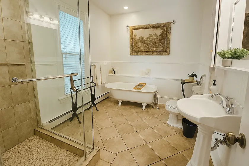 Spacious 4-Bedroom Historic Downtown Hot Tub - Image 1