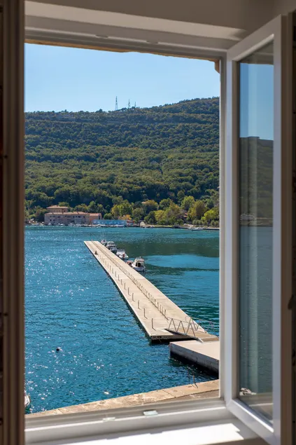 Airy, spacious 3bdr on the water - Image 1
